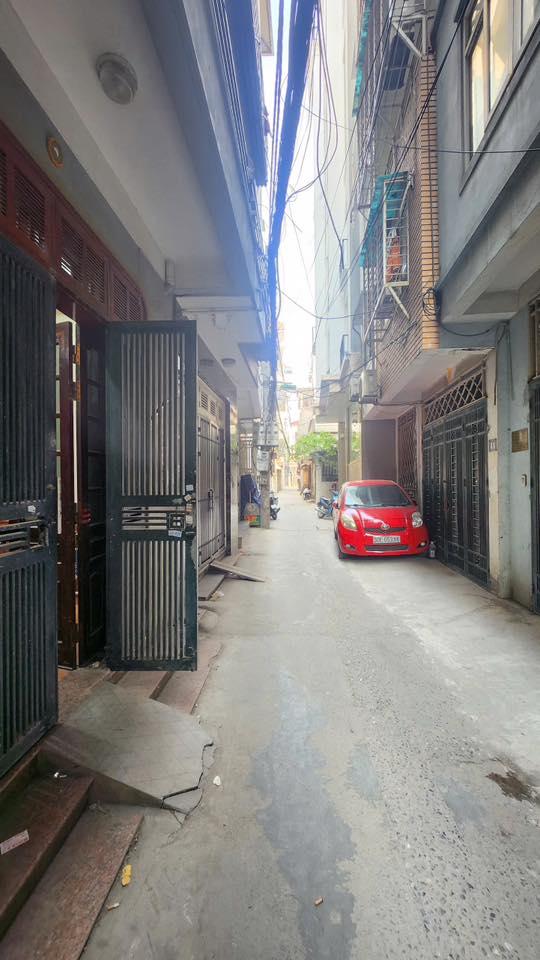 Cần cho thuê nhà riêng 381 Nguyễn Khang, Cầu Giấy 35m x 4T giá 11TR, Ô TÔ ĐỖ GẦN