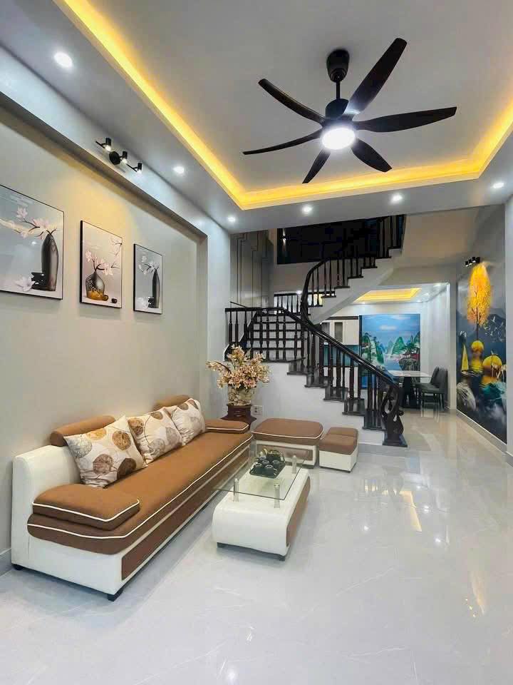 Bán căn nhà 3.5 tầng ngõ đường Hồng Quang, TP Hải Dương, 52.8m2, mt 4.32m, 4 ngủ, ngõ oto