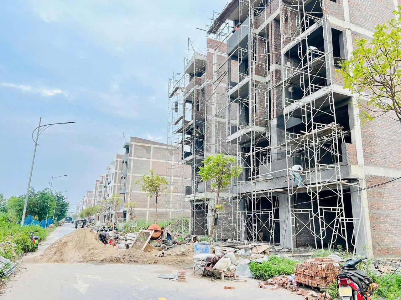 Bán căn nhà xây thô 5 tầng KDC Trần Hưng Đạo, ph Ngọc Châu, TP HD, 78.75m2, mt 5m, giá rẻ 3