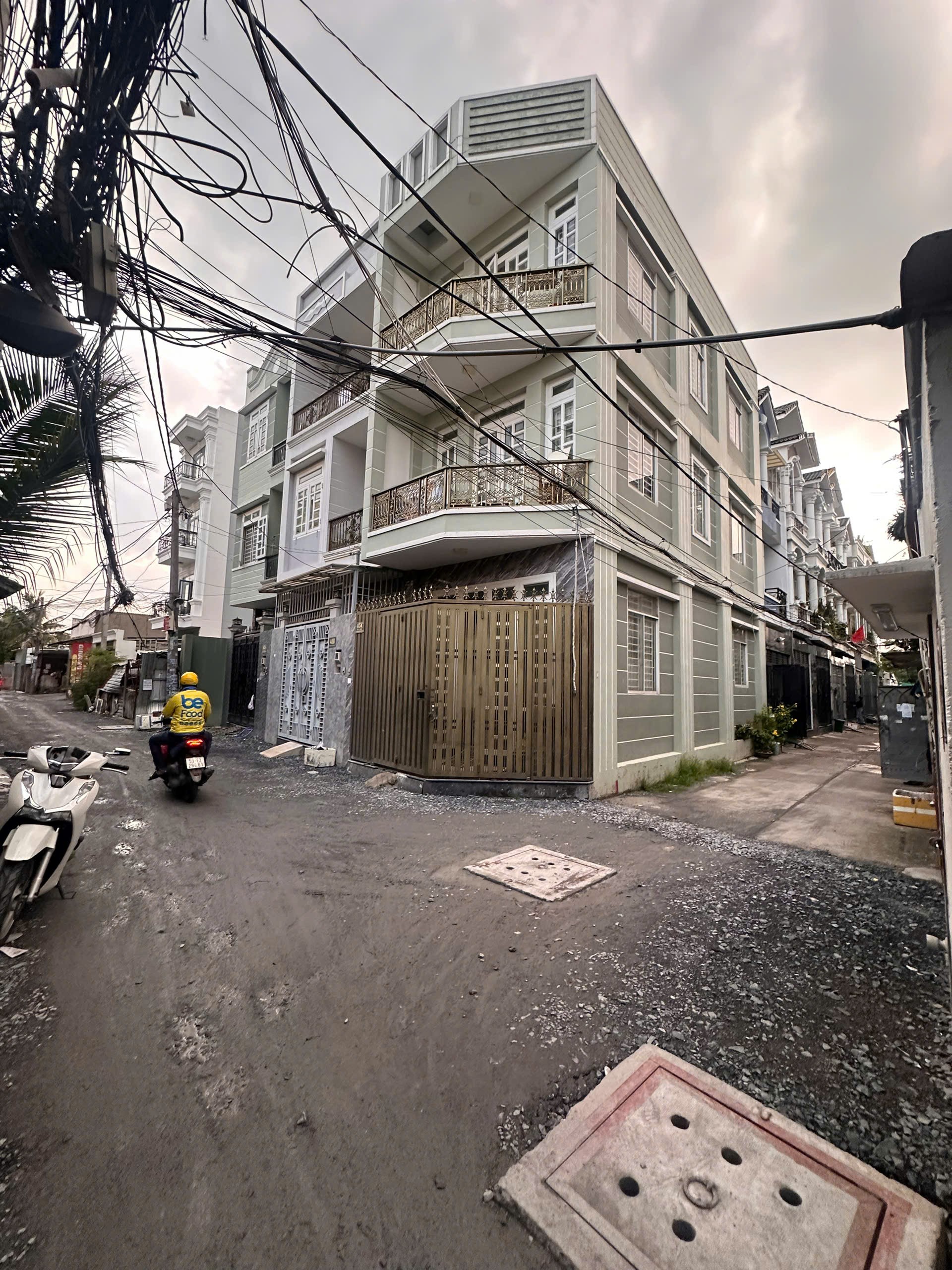 CHO THUÊ NHÀ NGUYÊN CĂN LÔ GÓC 60m2 - 3 TẦNG NGAY ĐẠI HỌC LUẬT - ĐƯỜNG XE HƠI GIÁ 16TR/ THÁNG -