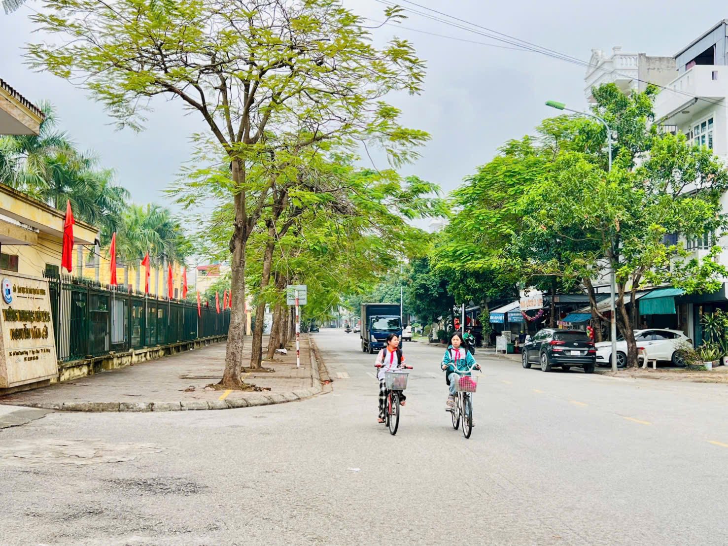 Bán lô đất góc mặt phố Trần Thánh Tông, ph Ngọc Châu, TP HD, 90.7m2, kinh doanh buôn bán tốt