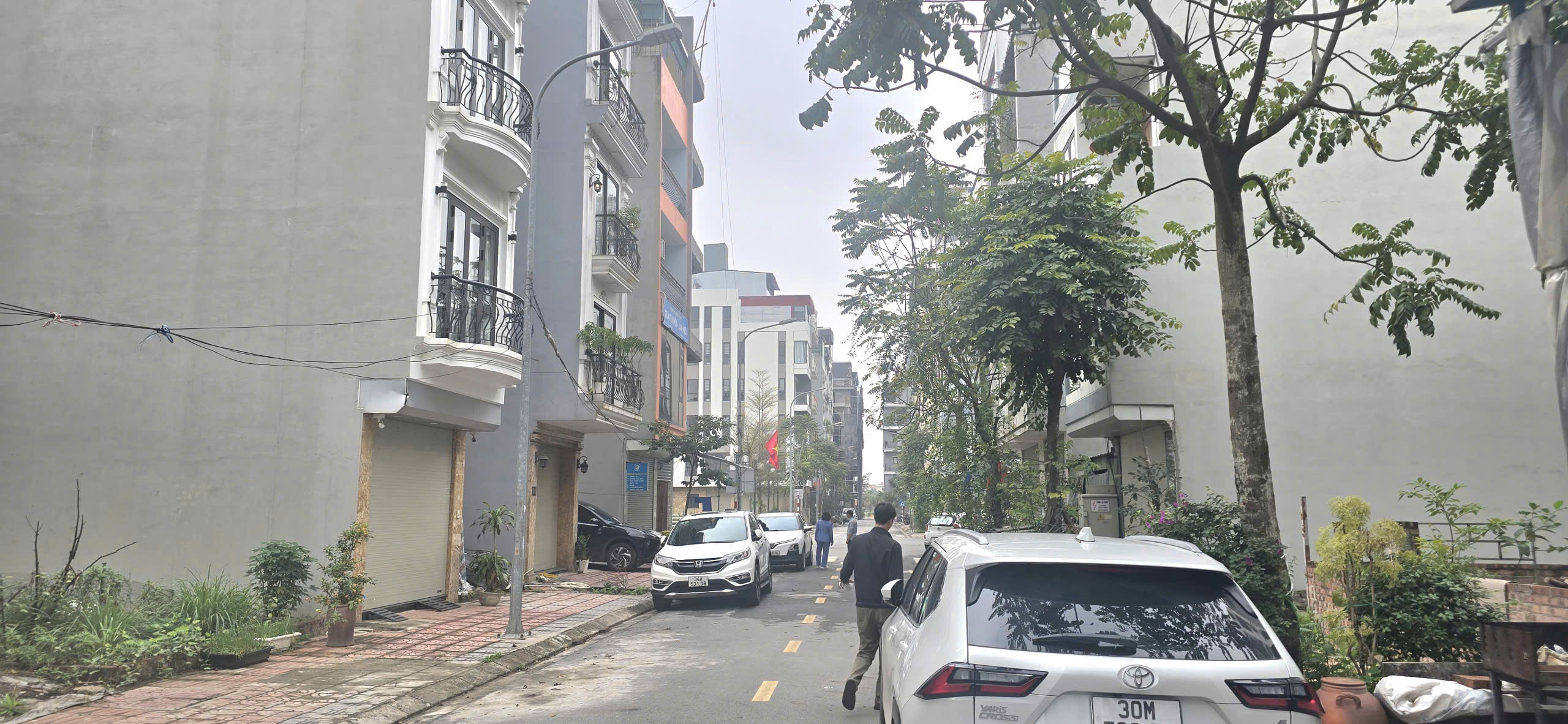 Bán đất TĐC Ngọc Thuỵ, Gần Công Viên, đường to vỉa hè rộng thoáng trước sau. Lh 0965858116