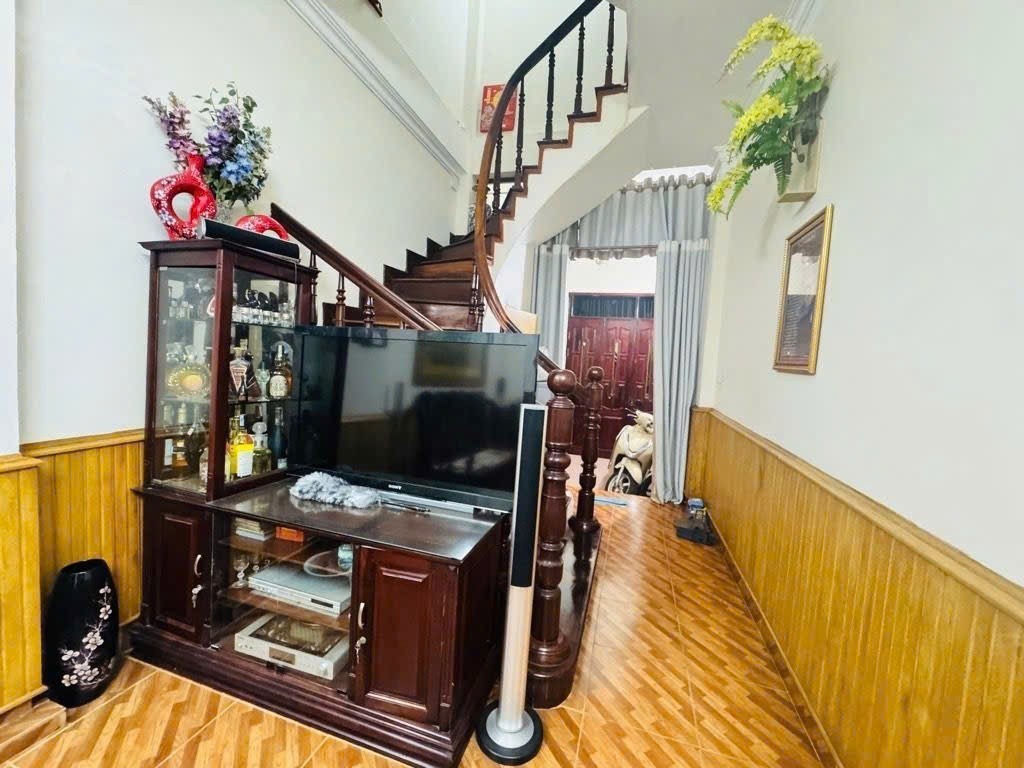 CÓ ĐỦ LÀM BẠN NGẠC NHIÊN? Nhà 16m² xây 4 tầng, hơn 3.3 tỷ, trung tâm Đống Đa