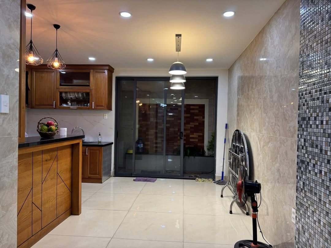 CHO THUÊ NHÀ ĐẸP KHU VEN SÔNG,GIGAMALL THỦ ĐỨC, 3LAU, 5PN, THANG MÁY 2