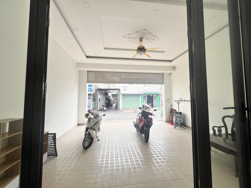 Bán nhà mặt phố đường số 4, Phường Linh Xuân, TP HCM. DT 140m2, 3 tầng, giá  8.85 tỷ. 2