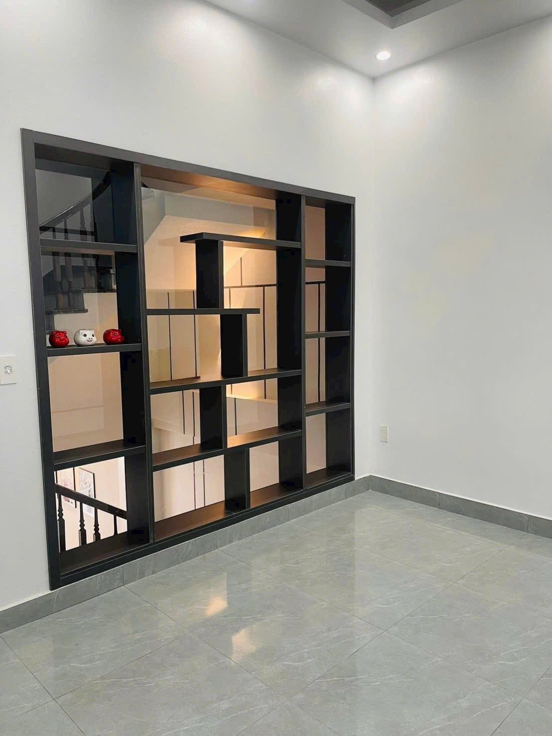 Bán căn nhà 3.5 tầng ngõ đường Hồng Quang, TP Hải Dương, 52.8m2, mt 4.32m, 4 ngủ, ngõ oto 4