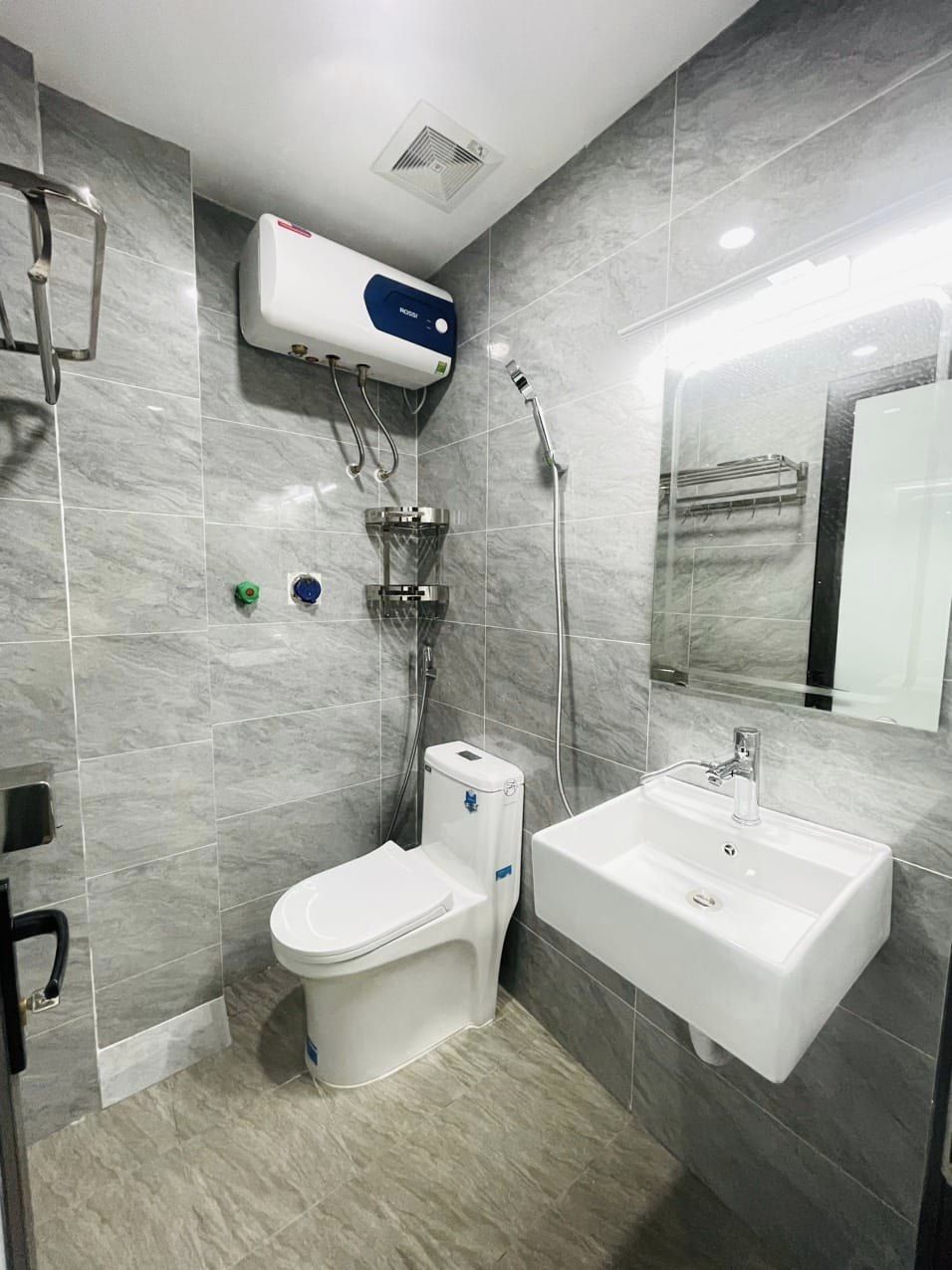 BÁN TÒA CHDV LƯƠNG THẾ VINH 130M3 8T 40PKK DOANH THU 2 TỶ/NĂM GIÁ 30 TỶ. LH 0379283456 4