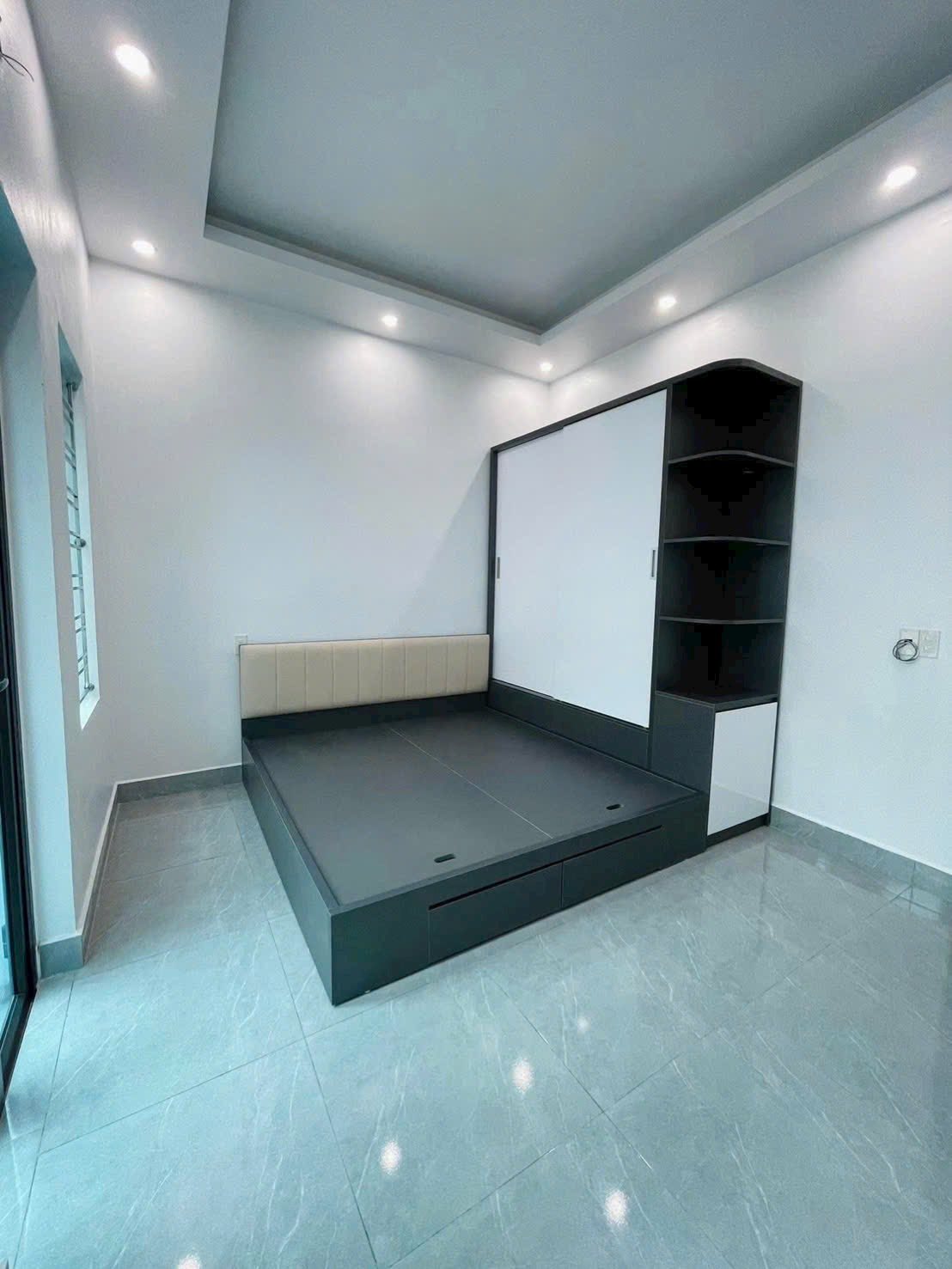 Bán căn nhà 3.5 tầng ngõ đường Hồng Quang, TP Hải Dương, 52.8m2, mt 4.32m, 4 ngủ, ngõ oto 7