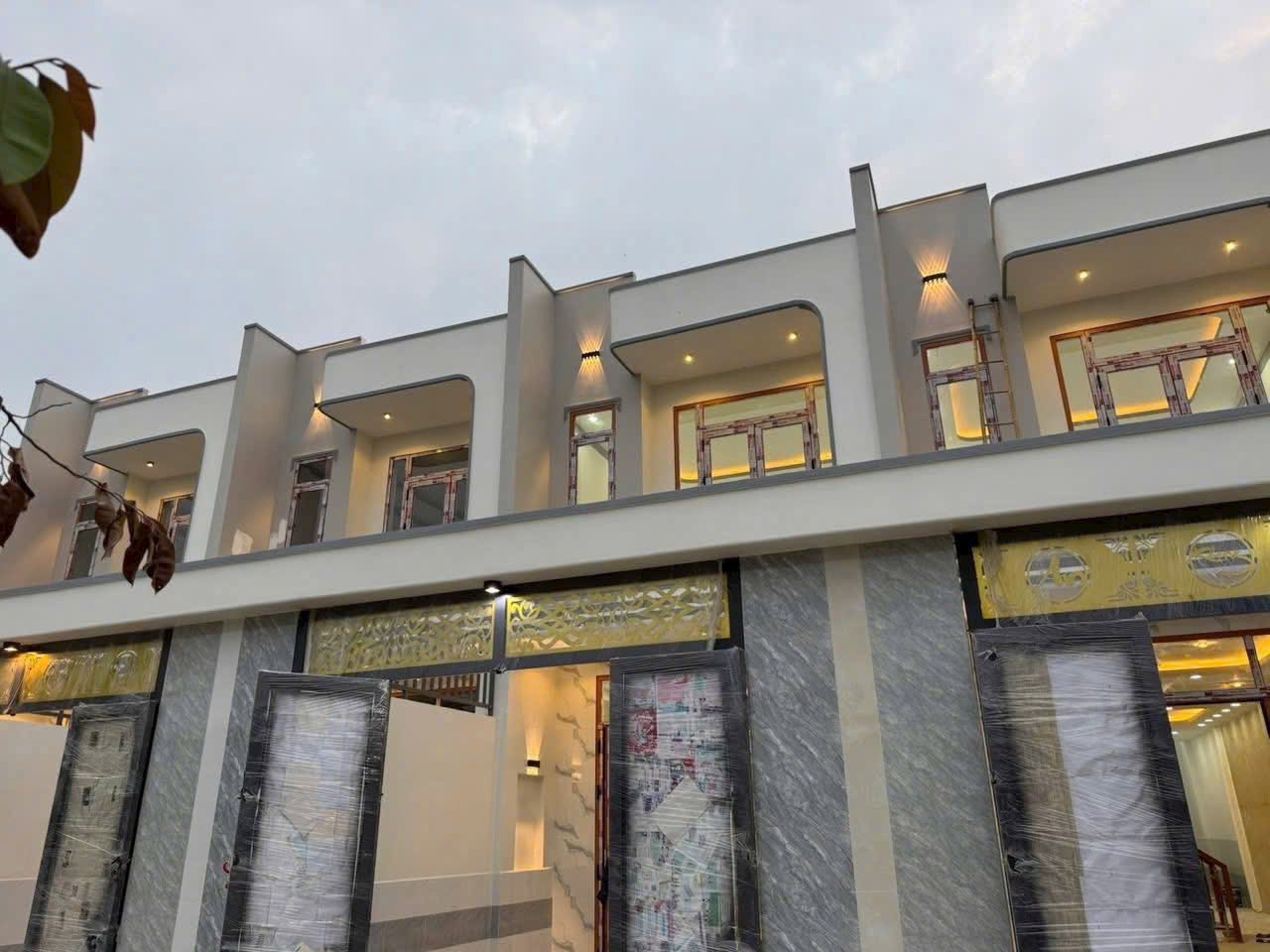 Bán 9 căn nhà mới xây đồng bộ xã Mỹ Hạnh Nam dt dt 112,5m2 1 lầu 4pn,4wc giá 2,55 tỷ /căn