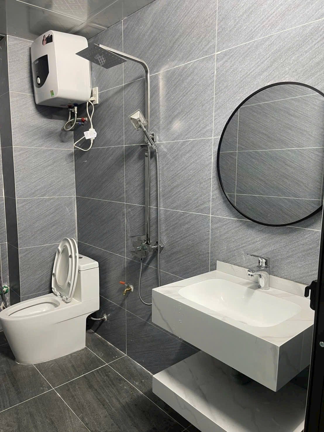 Bán căn nhà 3.5 tầng ngõ đường Hồng Quang, TP Hải Dương, 52.8m2, mt 4.32m, 4 ngủ, ngõ oto 8