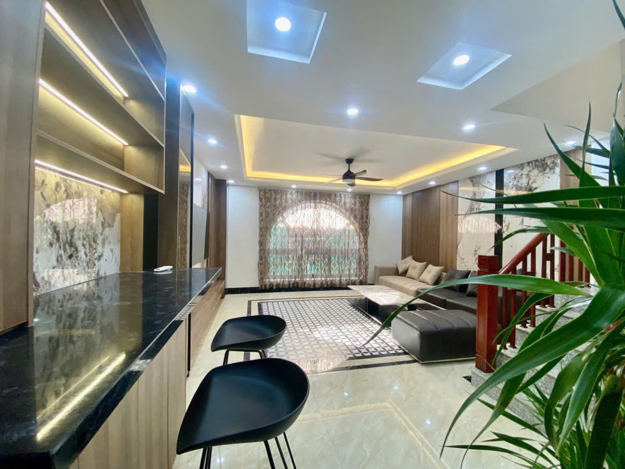 Cần bán Nhà mặt tiền Phường Thạch Bàn, Long Biên, Diện tích 42m², Giá 10.8 Tỷ 8