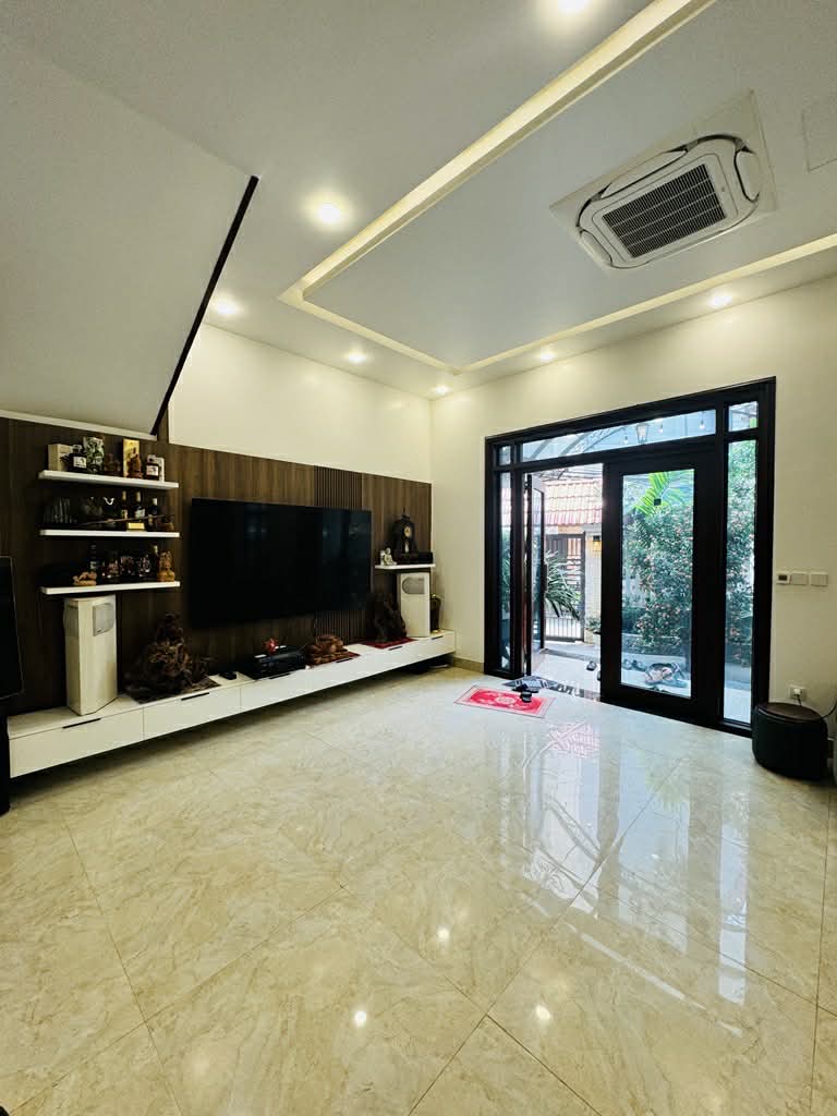 biệt thự sân vườn Ngọc Thuỵ, 200m x 4 tầng, mặt tiền 12.5m, 3 thoáng, ngõ thông, ôtô để trong sân 4