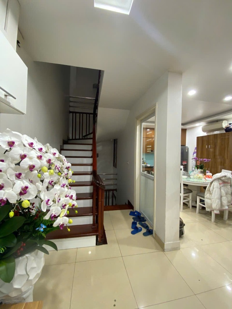 BÁN NHÀ NGUYỄN VĂN CỪ – Ô TÔ TRÁNH – GARA – TRUNG TÂM LONG BIÊN 4