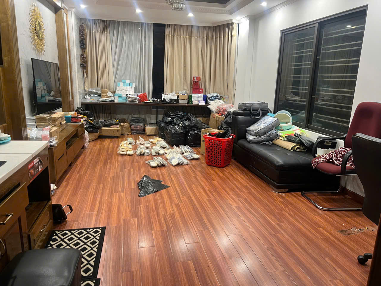 Cho thuê nhà Hồ Tùng Mậu, Mai Dịch, Cầu Giấy 40m x 6T LÔ GÓC, OTO giá 16.5 triệu