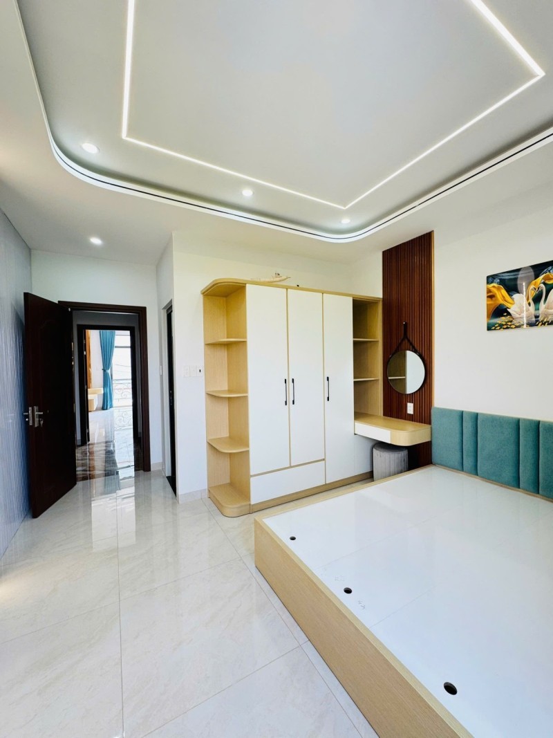 Bán nhà đường Lã Xuân Oai,  Long Trường, Q9, Thủ Đức, TP HCM. DT 56m2, 4 tầng. Giá 6,7 tỷ. 4