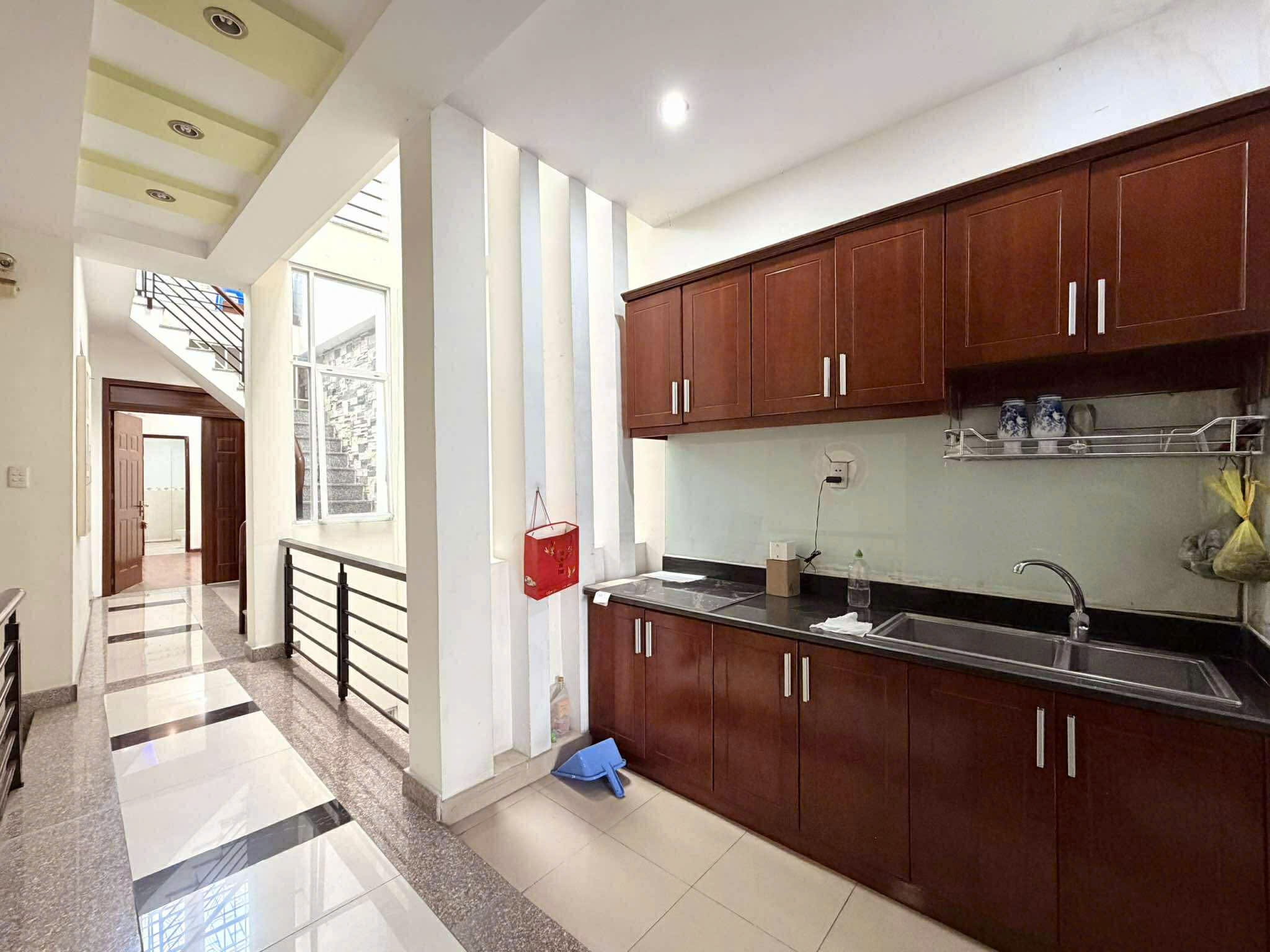 NHÀ HẺM XE TẢI THÍCH QUẢNG ĐỨC - 133m2 4 TẦNG THANG MÁY 7 PN - 1 ĐỜI CHỦ 13