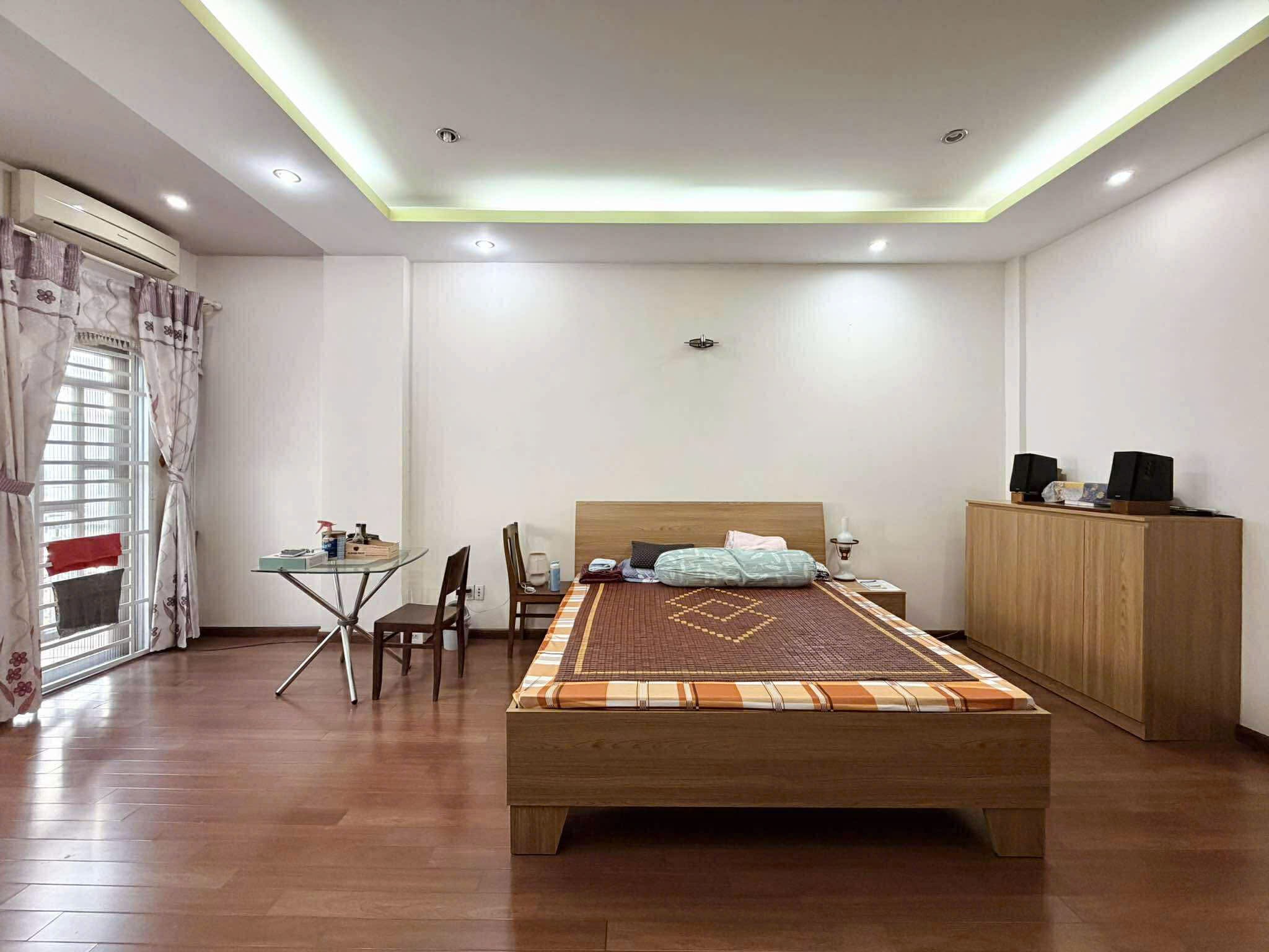 NHÀ HẺM XE TẢI THÍCH QUẢNG ĐỨC - 133m2 4 TẦNG THANG MÁY 7 PN - 1 ĐỜI CHỦ 9