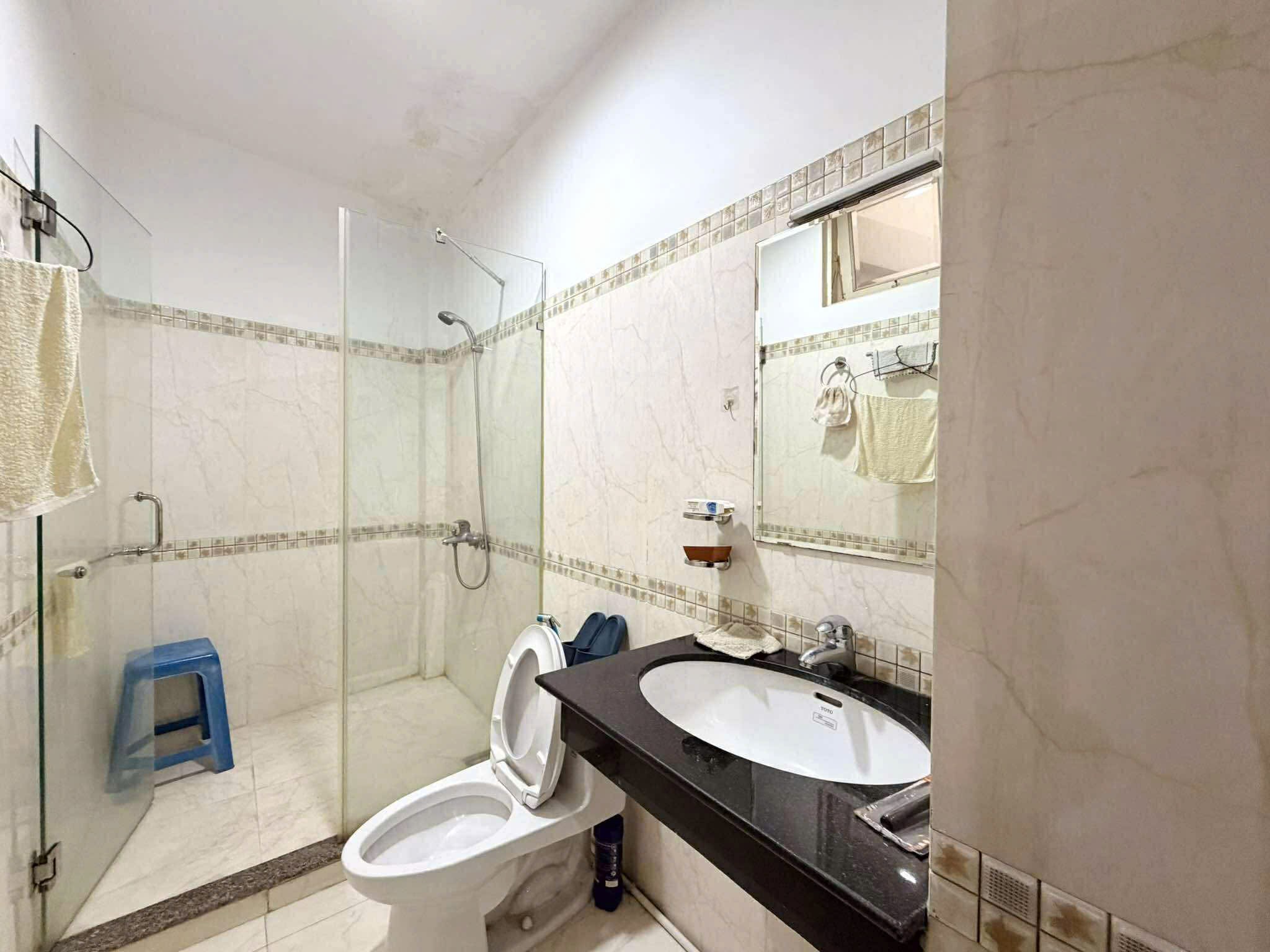 NHÀ HẺM XE TẢI THÍCH QUẢNG ĐỨC - 133m2 4 TẦNG THANG MÁY 7 PN - 1 ĐỜI CHỦ 8