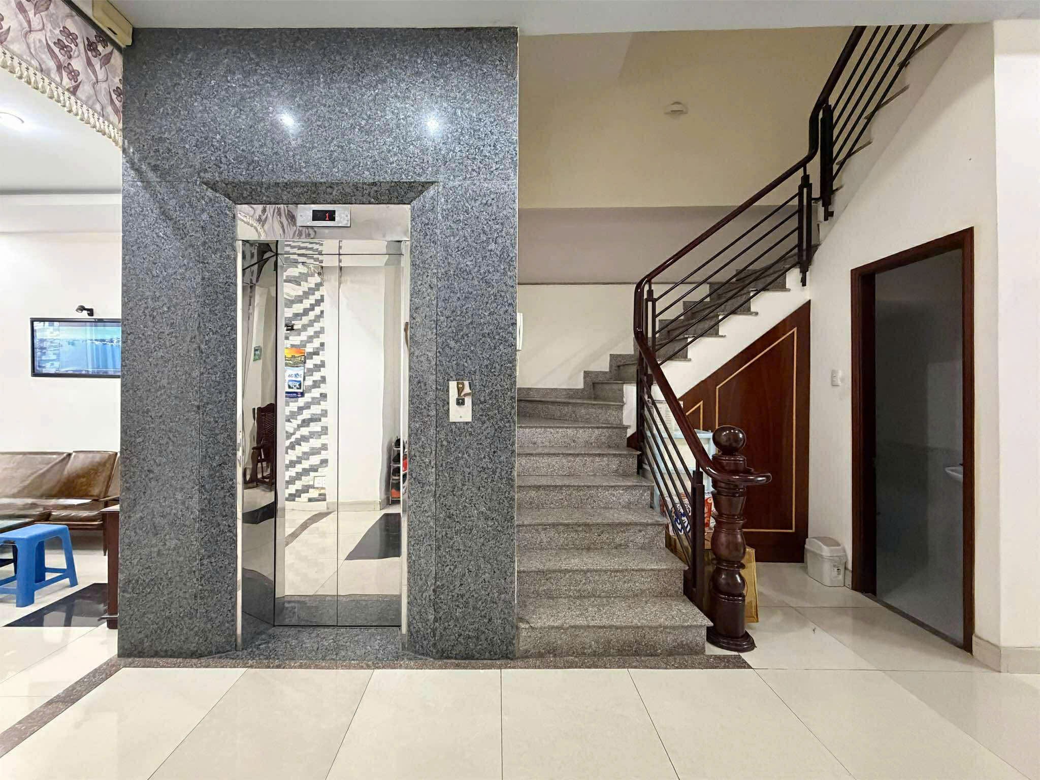 NHÀ HẺM XE TẢI THÍCH QUẢNG ĐỨC - 133m2 4 TẦNG THANG MÁY 7 PN - 1 ĐỜI CHỦ 3