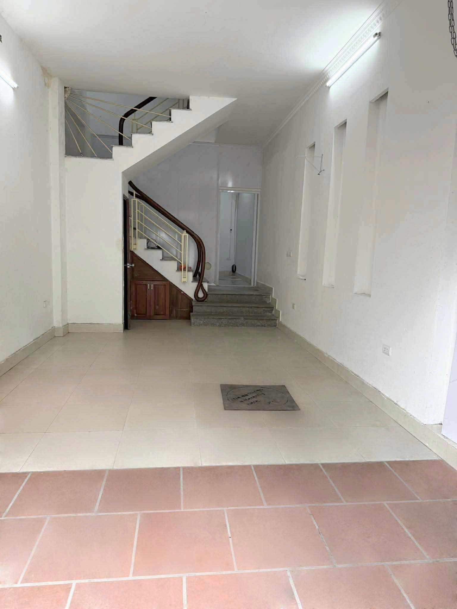 Cho thuê nhà ở ngõ 259 Yên Hòa, Cầu Giấy 35m x 4T giá 18 triệu Ô TÔ TRÁNH - KD