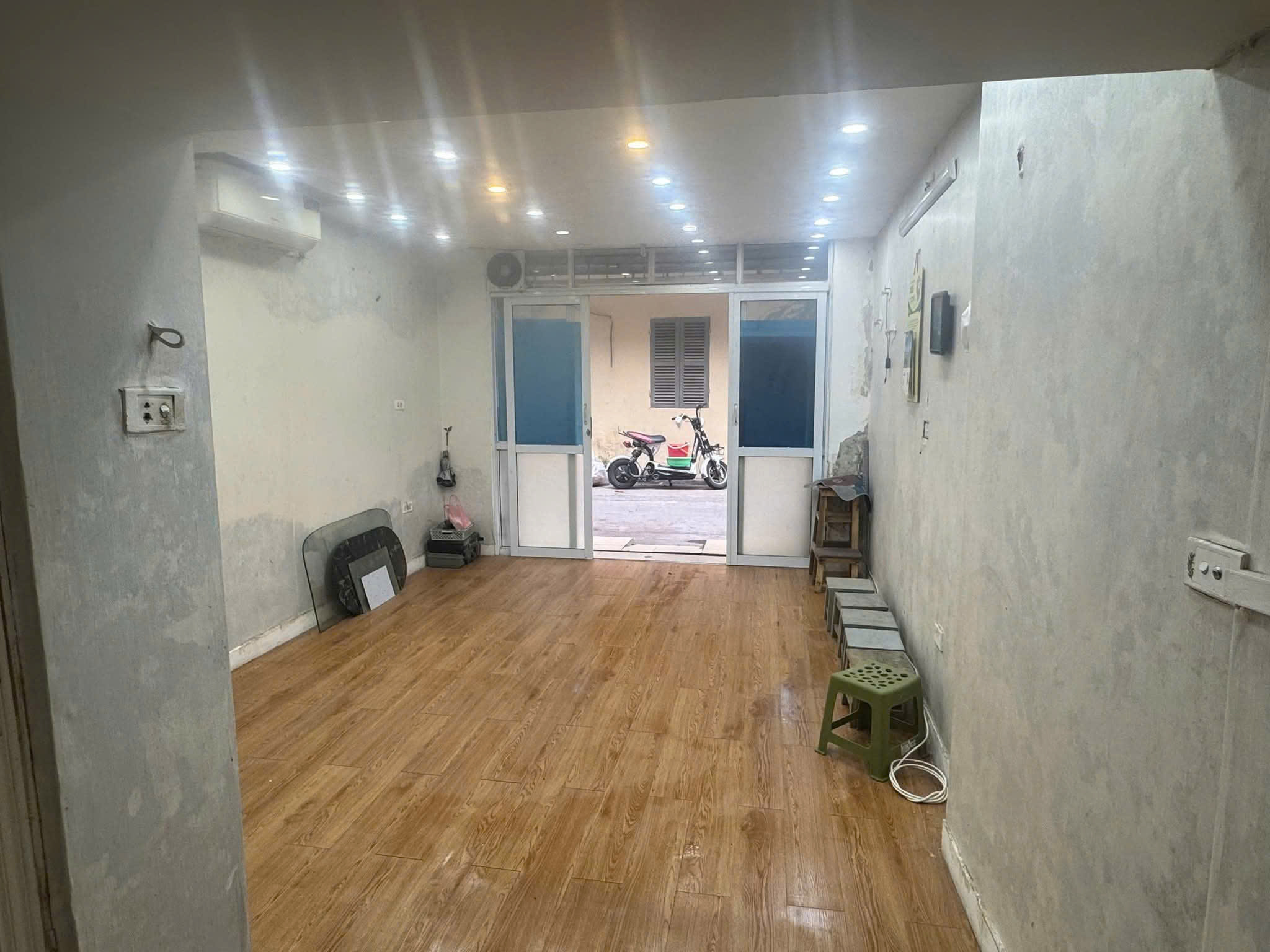 Cho thuê nhà tập thể tầng 1 phố Thái Thịnh, Đống Đa 50M, Ô TÔ - KD giá 10 triệu