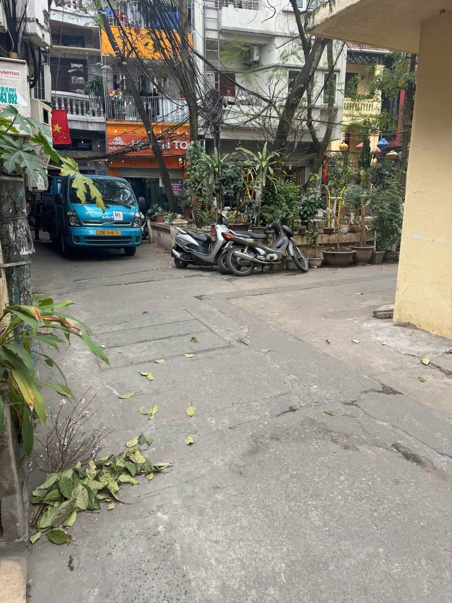 Cho thuê nhà tập thể tầng 1 phố Thái Thịnh, Đống Đa 50M, Ô TÔ - KD giá 10 triệu 3