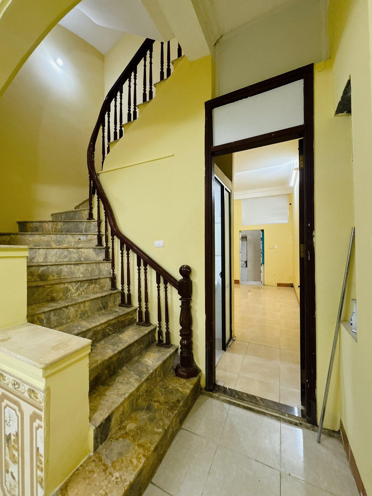 Cho thuê nhà ngõ 402 Mỹ Đình, Từ Liêm 60m x 3T(5 ngủ) giá 14tr Ô TÔ ĐỖ CỬA 5