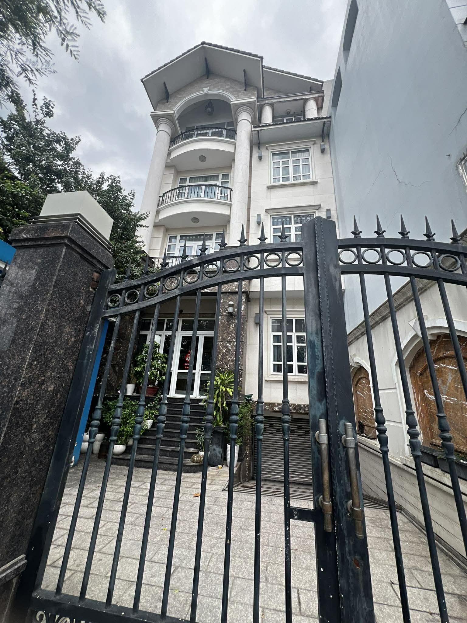 BIỆT THỰ MẶT TIỀN GA T3 - 5 TẦNG 163m2 - NGANG 8.5m NỞ HẬU - 45 TỶ