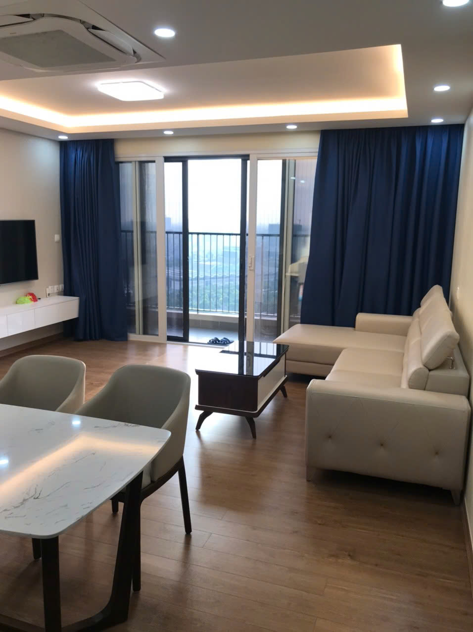 BÁN GẤP căn 3PN Vinhomes D'Capitale - FULL ĐỒ - giá 13.x tỷ