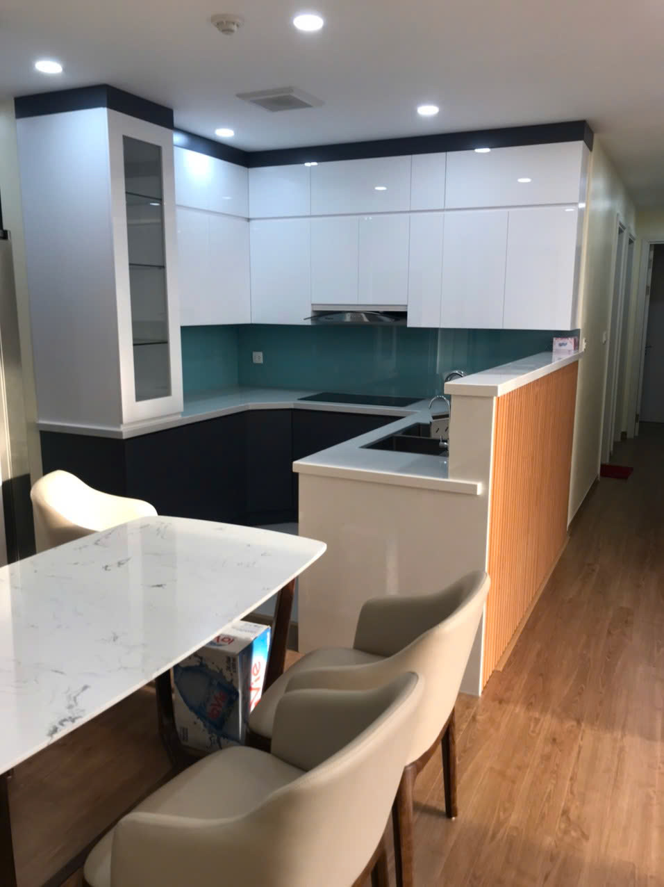 BÁN GẤP căn 3PN Vinhomes D'Capitale - FULL ĐỒ - giá 13.x tỷ 2