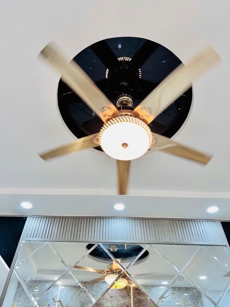 NHÀ ĐẸP KẾ BÊN MẶT TIỀN Đ.LÊ VĂN LINH- GẦN TRƯỜNG ĐH NGUYỄN TẤT THÀNH- NGÓ QUA THẤY CHỢ XÓM 5