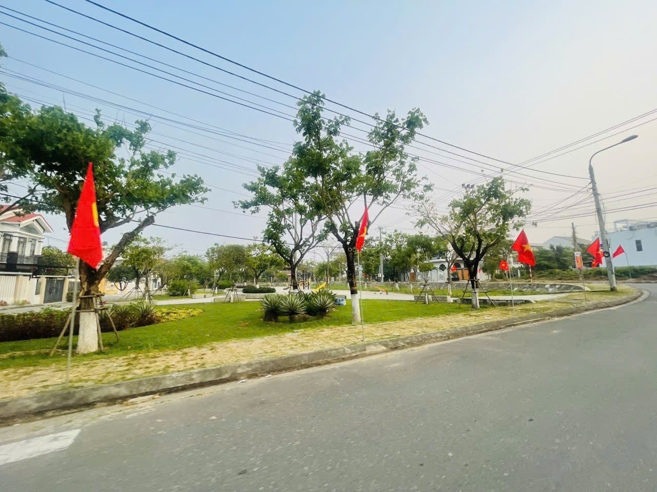 NAM VIỆT Á – LÔ GÓC DIỆN TÍCH KHỦNG – 1 MẶT TIỀN, 2 MẶT KIỆT Ô TÔ – KỀ BIỂN, SÁT SÔNG & BẾN DU