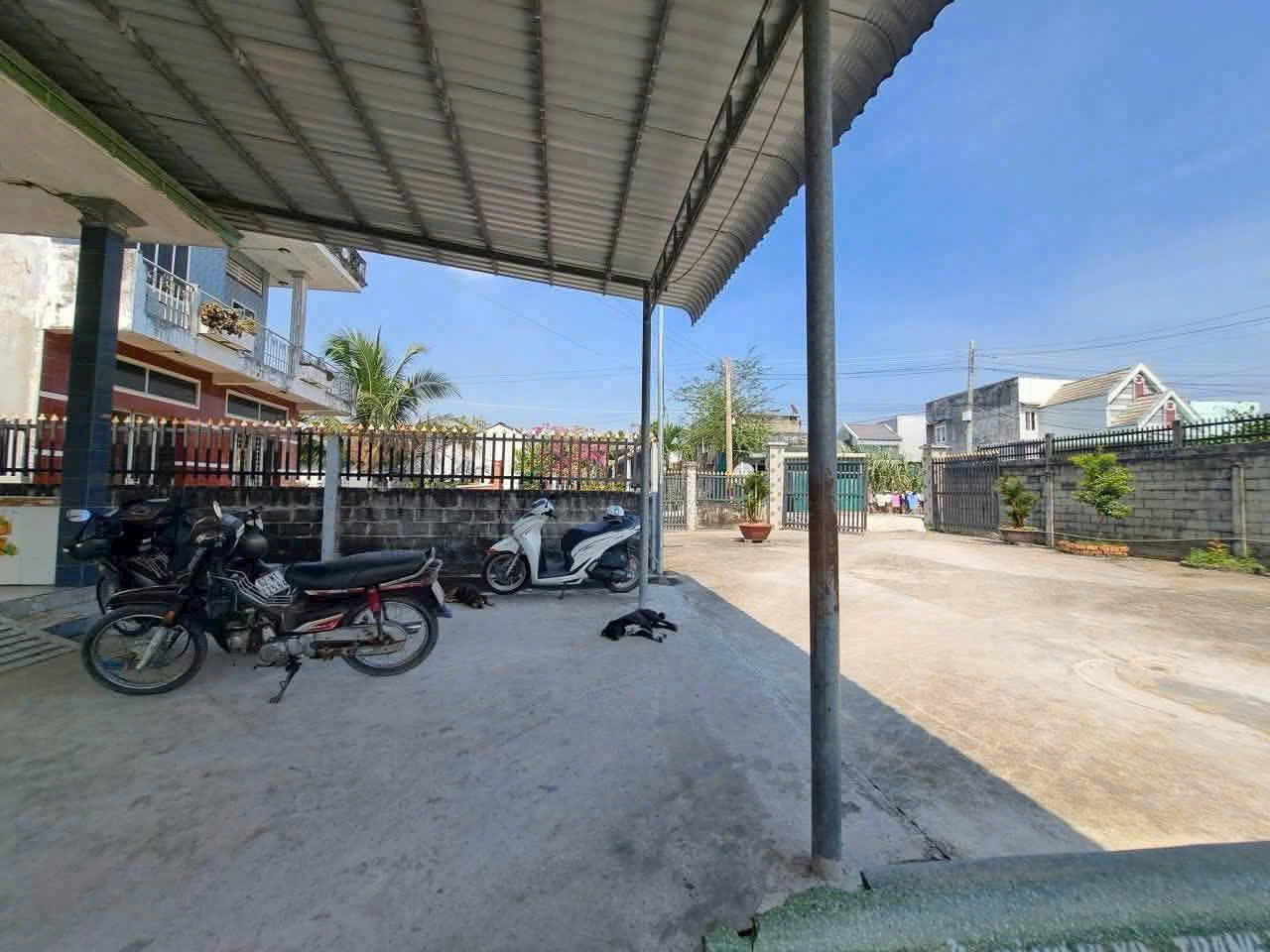 Bán nhà sân rộng ở KP7 , thị trấn Bến Lức dt 636m2 full thổ , 3pn ,2wc giá giảm còn 4,8 tỷ 2