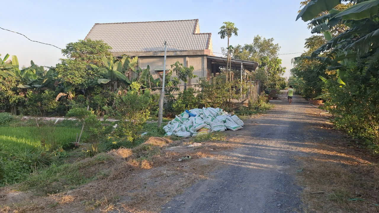 Bán đất xã Tân Phú , Đức Hòa tdt 10.075m2 ( 300m2 thổ ) đường đá xanh 7m giá 5,5 tỷ