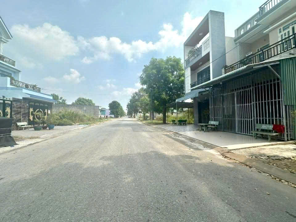 Bán nền đường số 2, KDC Hoàng Long , thị trấn Bến Lức dt 110m2 giá 2,3 tỷ 2