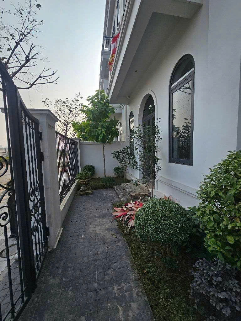 SỐNG NHƯ NGHỈ DƯỠNG –  BÁN BIỆT THỰ HỒ LINH ĐÀM 200M2 – GIÓ HỒ LỘNG GIÓ CHỈ 49 TỶ 3