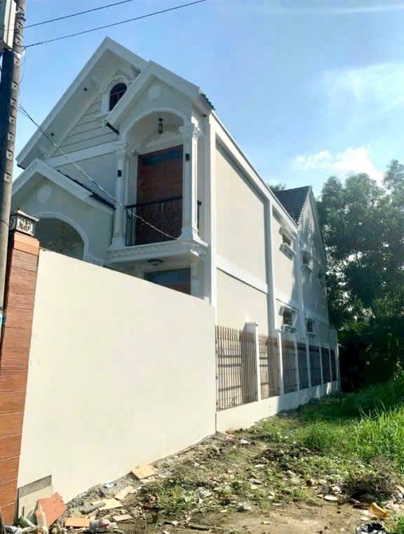 Bán biệt thự đẹp // tỉnh lộ 8 , xã Hòa Phú dt 208m2 full thổ , 1 lầu 3pn , 4wc giá giảm còn 5 tỷ 3