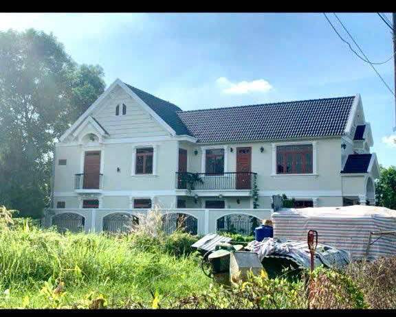 Bán biệt thự đẹp // tỉnh lộ 8 , xã Hòa Phú dt 208m2 full thổ , 1 lầu 3pn , 4wc giá giảm còn 5 tỷ 5