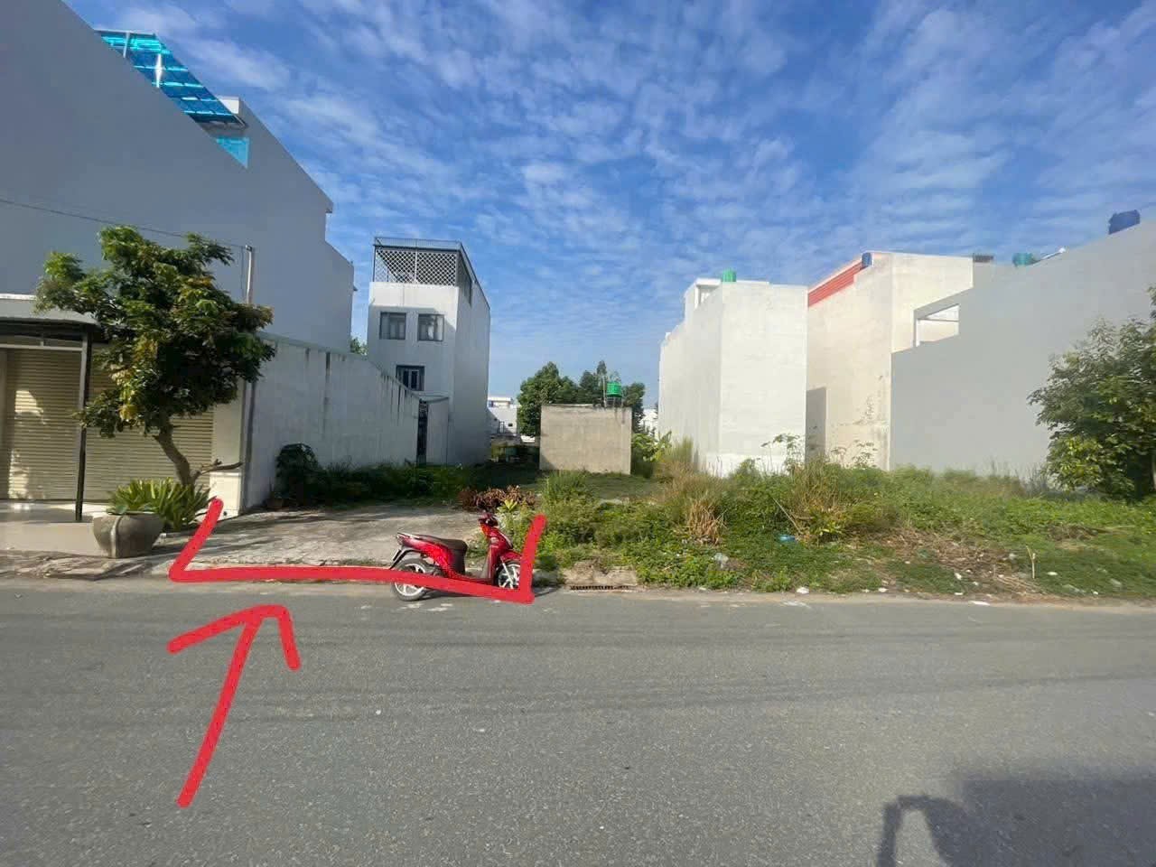 Bán nền thổ cư đường số 11, khu dân cư 135 , thị trấn Bến Lức dt 120m2 giá 4,4 tỷ 2