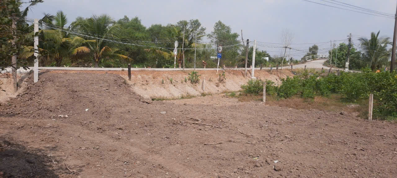 Bán đất mt đường beton liên ấp 5-6 xã Bình Đức dt 741m2 ( 200m2 thổ cư ) giá 1,75 tỷ 2