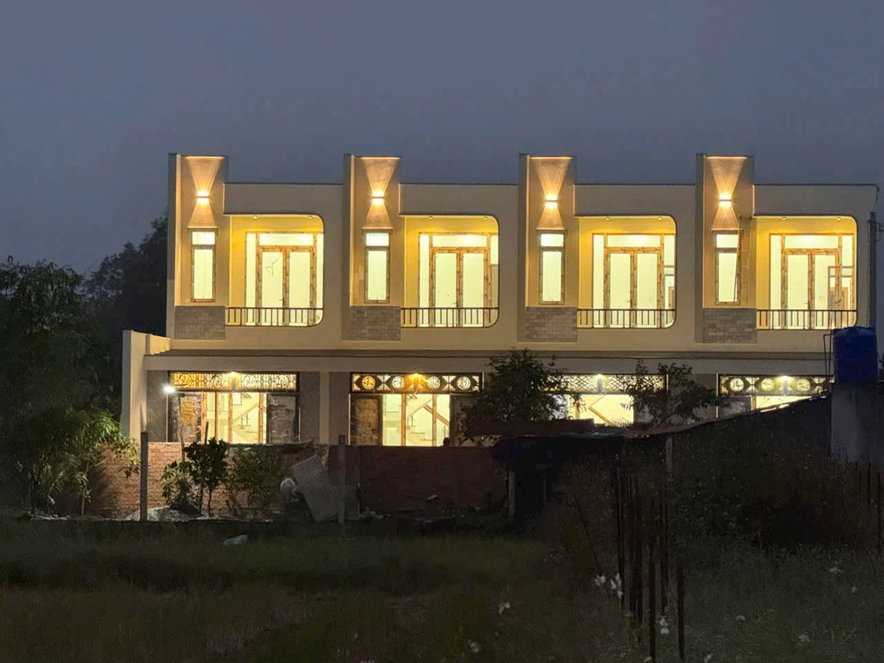 Bán 9 căn nhà mới xây đồng bộ xã Mỹ Hạnh Nam dt dt 112,5m2 1 lầu 4pn,4wc giá 2,55 tỷ /căn 3