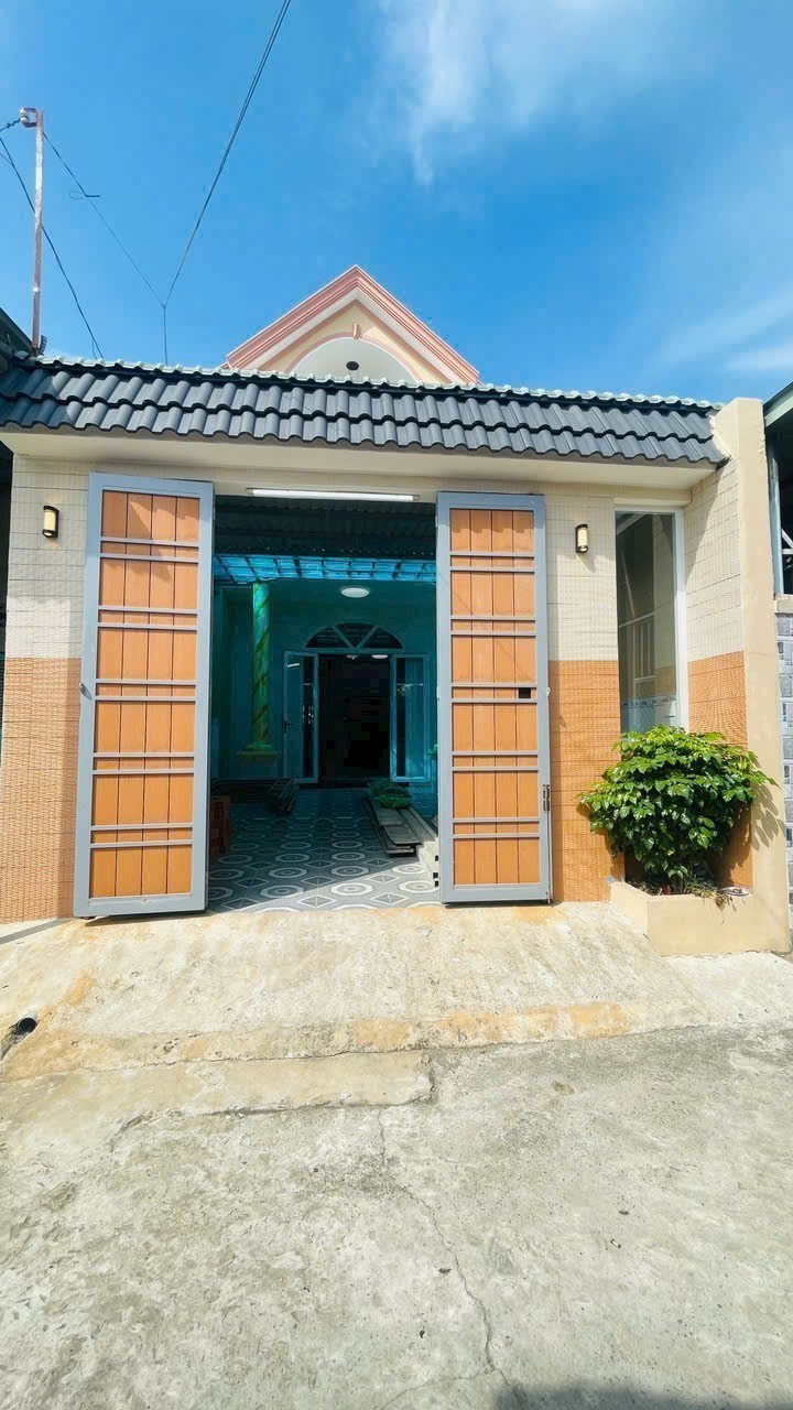 Bán nhà hẻm beton thị trấn Đức Hòa dt 130m2 , 1 lầu, 3pn , 3wc giá 2,35 tỷ