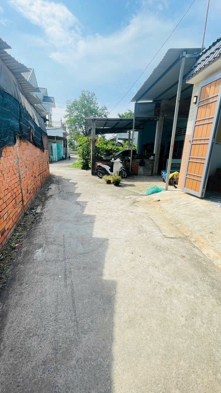 Bán nhà hẻm beton thị trấn Đức Hòa dt 130m2 , 1 lầu, 3pn , 3wc giá 2,35 tỷ 2