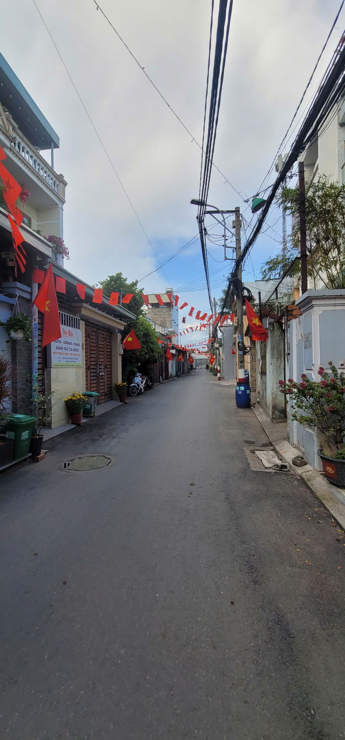 HIỀM NHANH CHÂN THÌ CÒN -  ĐẤT HẺM Ô TÔ - F LINH TÂY 4