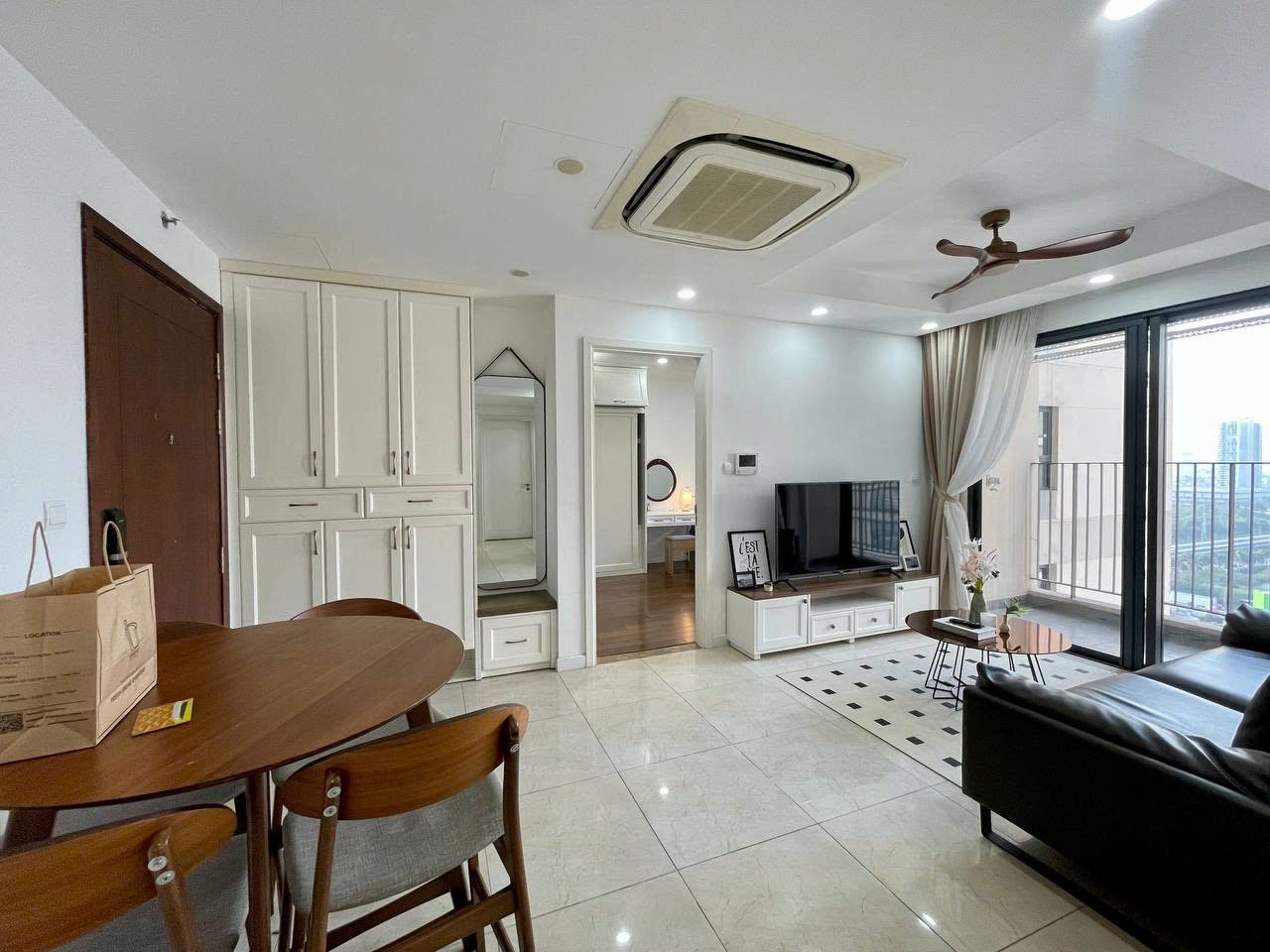 Cần bán căn 2PN tại Vinhomes D'Capitale, dt 75m2, giá 9 tỷ