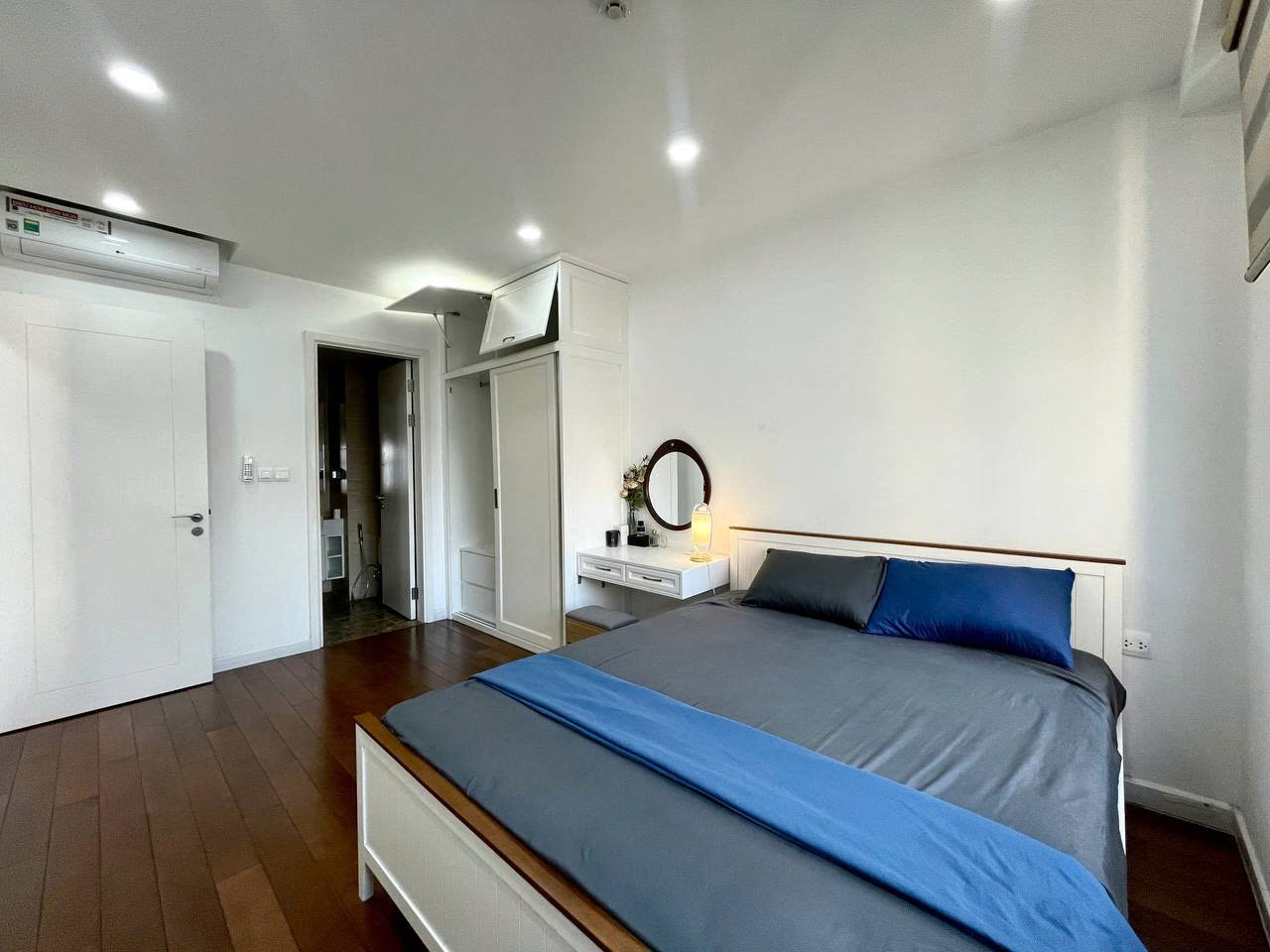 Cần bán căn 2PN tại Vinhomes D'Capitale, dt 75m2, giá 9 tỷ 4