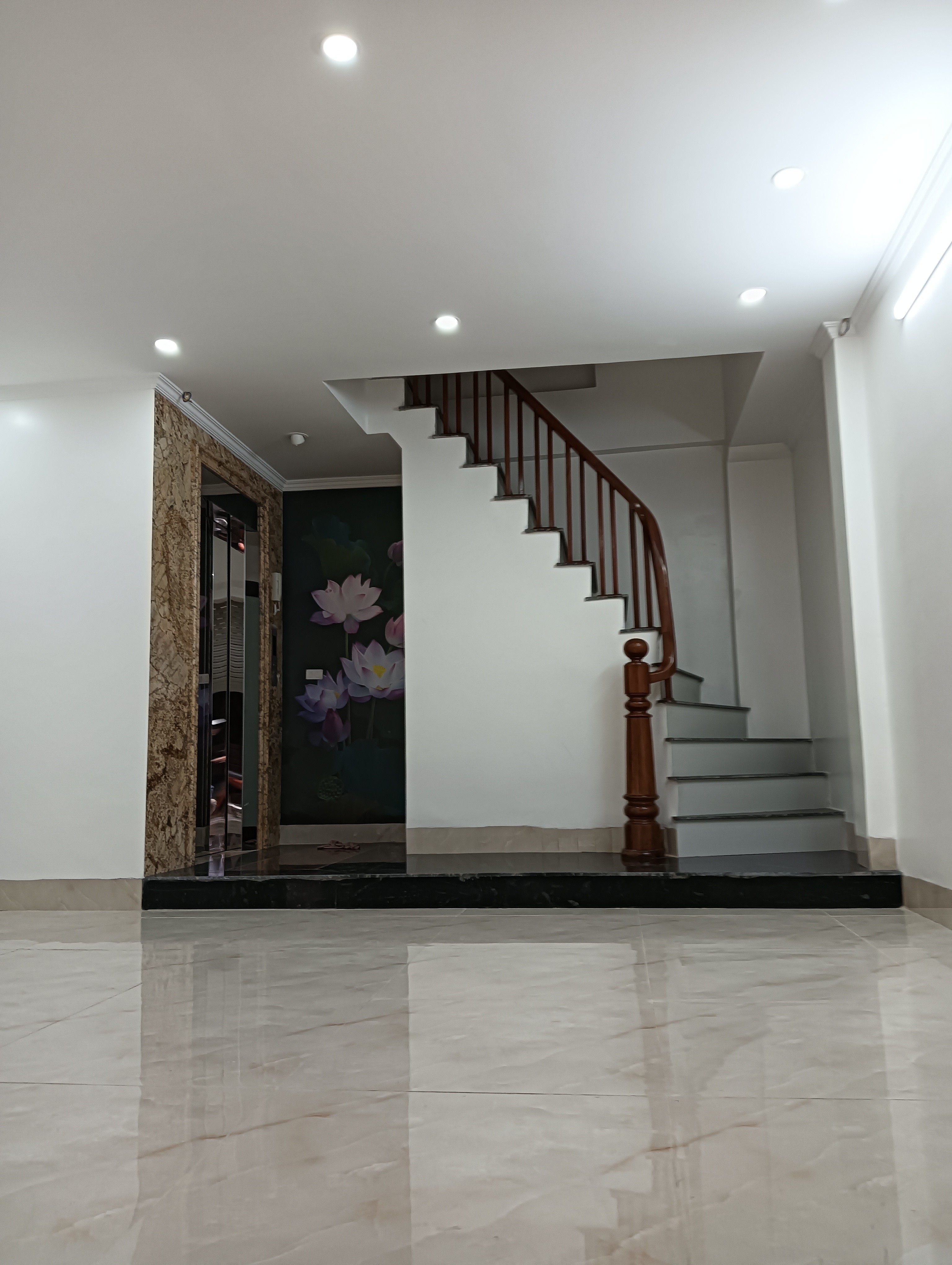 Bán Nhà Minh Khai 37/40m2. 6 tầng. mặt tiền 5.5m. giá 18.2 tỷ Hai Bà Trưng Hà Nội