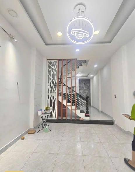 CHO THUÊ NHÀ 1 TRỆT 3 LẦU, CÁCH CỔNG VẠN PHÚC 50M, 4PN+ MÁY LẠNH - 5WC, 16TR.