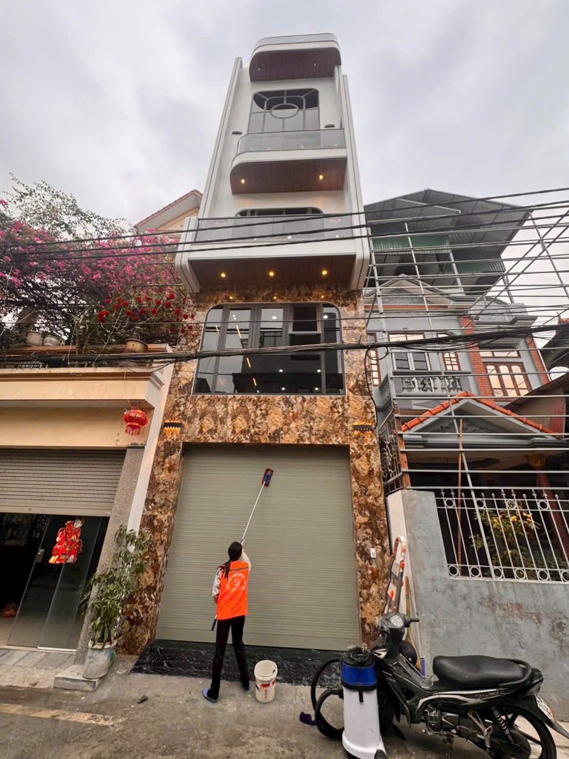 Bán Nhà Phố Trạm Long Biên 55m2 xây 7 tầng full nội thất- Ôtô tránh- Kinh Doanh Đỉnh.