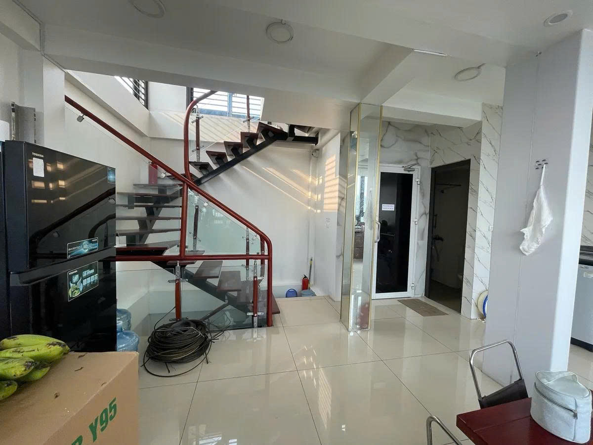 Hiếm nhà đẹp 7 tầng mặt phố Nhuệ Giang, 50m2, mặt tiền rộng 7m, thang máy, vỉa hè rộng, kinh doanh